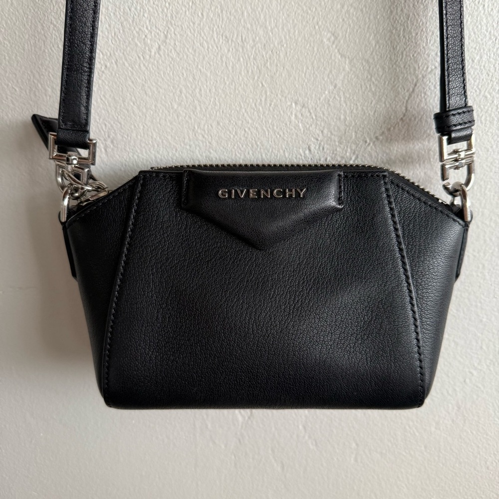 Givenchy Antigona Crossbody Bag
Leather Nano Black